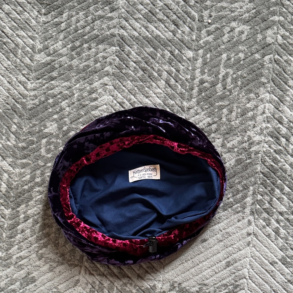 Adjustable velvet beret